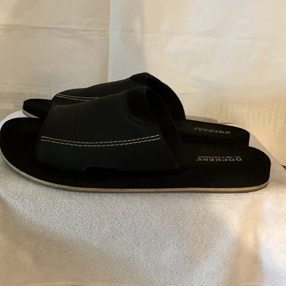 Dockers Black Men’s Faux Leather Slide Sandal Measures 11.5” as no size shown.